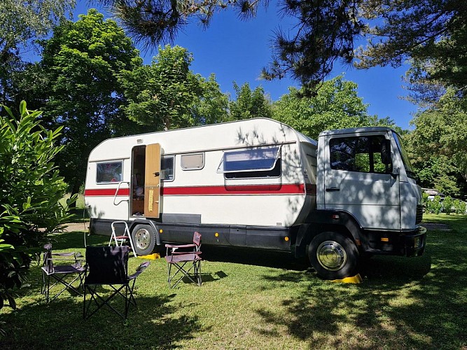 un véhicule sur son emplacement