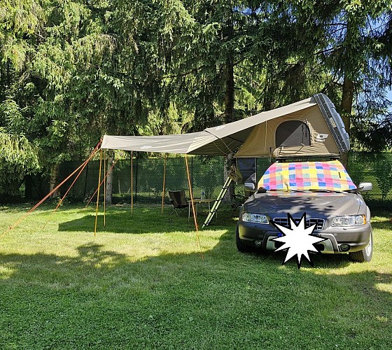 une voiture sur son emplacement