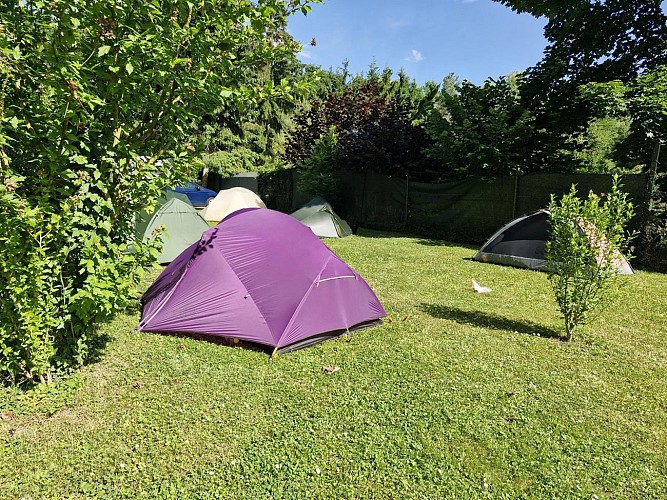 des tentes sur leur emplacement