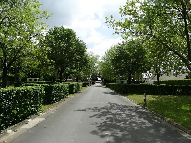Camping de la Vallée à Lisieux Allée