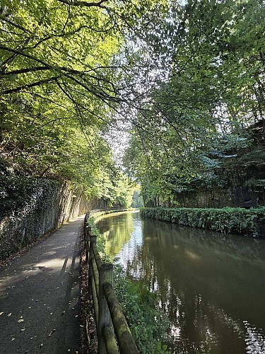 Voie bleue devant la terrasse , n’oubliez pas votre vélo!