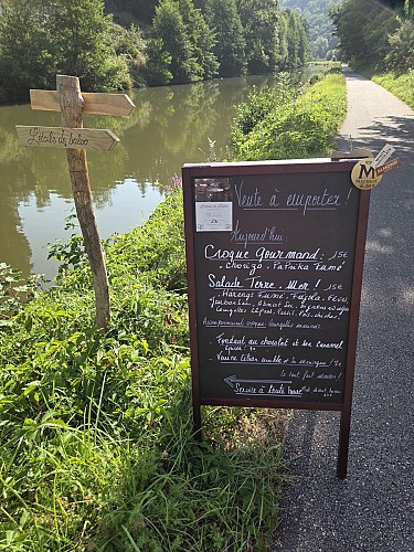 Canal de l’est au pied de la terrasse pour une petite balade