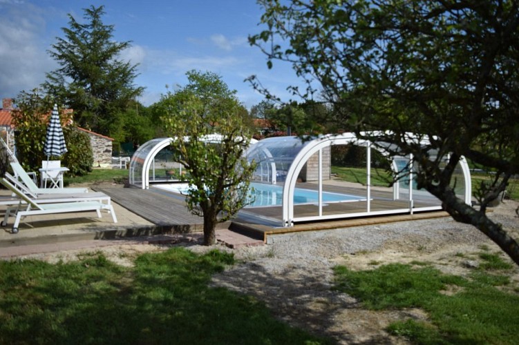 Gîte à Coëx entre terre et mer avec piscine couverte privative