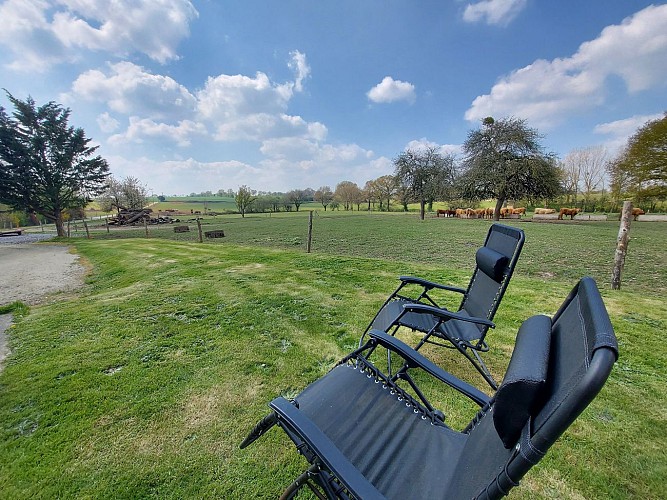 AU PRÉ DES POMMIERS