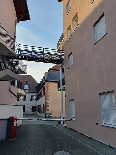 La résidence avec parking privé dans la cour