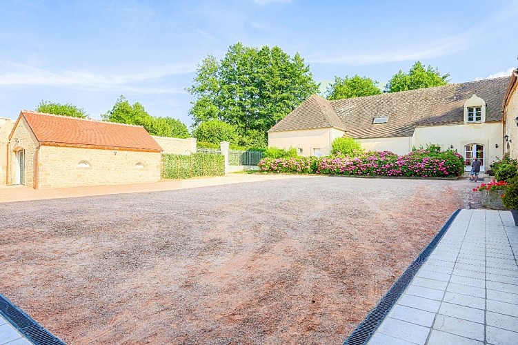 La cour du Domaine avec le gîte Alembert à gauche