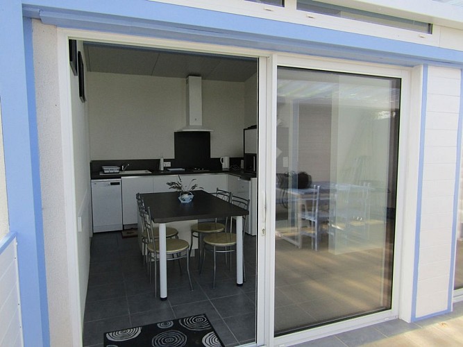 Larronde - entrée cuisine depuis extérieur