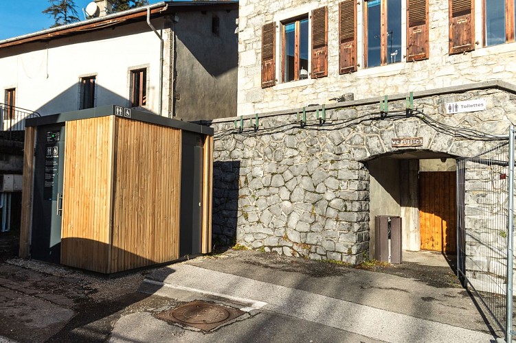 Public toilets behind the town hall