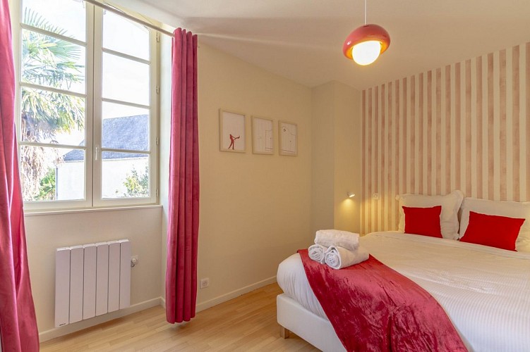 Meublé Senilhe - Lescar - chambre rouge