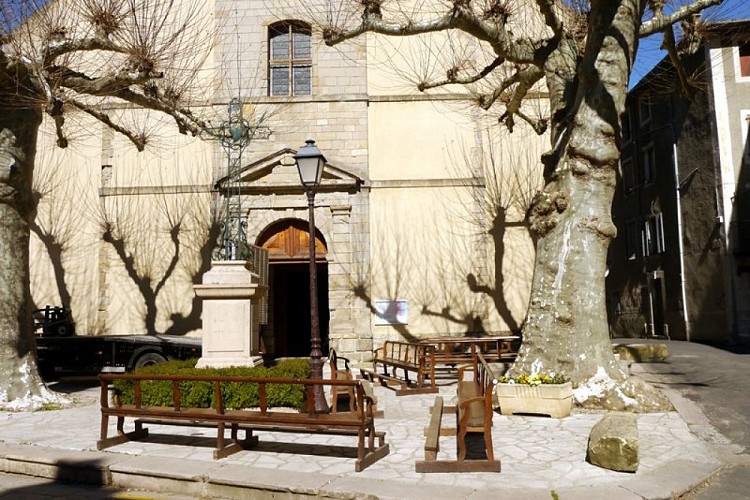 Parvis de l'église.