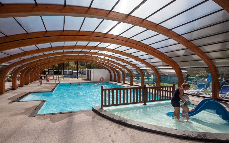 piscine et pataugeoire couverte et chauffée.
Ouverte de mai à septembre