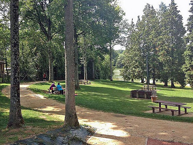 Aire de pique-nique du lac des Lécheres