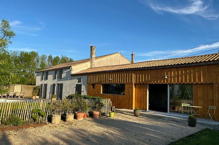 Gite de Charme avec Piscine chauffée en Marais Poitevin