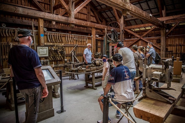 Visite guidée de la scierie.