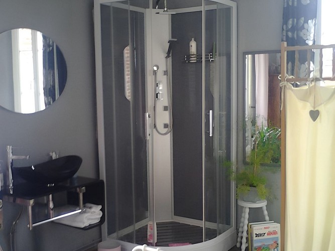 La Nuitée Orbecquoise Orbec salle de douche Crédit M BRIQUET