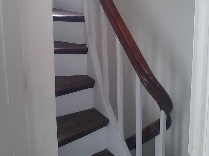 La Nuitée Orbecquoise Orbec escalier accès chambre Crédit M BRIQUET