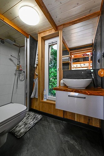 Kelmis ferienwohnung tinyhouse dreilaendereck 03 badezimmer daniel hagemann dagmar stoldt