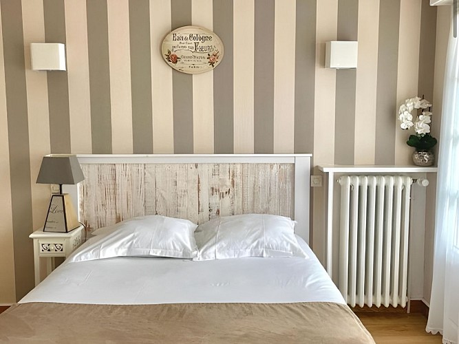 Chambre beige rayures©Alexandra Rochet