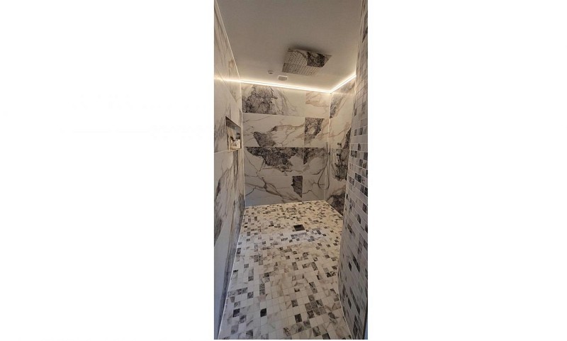 douche italienne xxl avec ciel de pluie et produits RITUALS