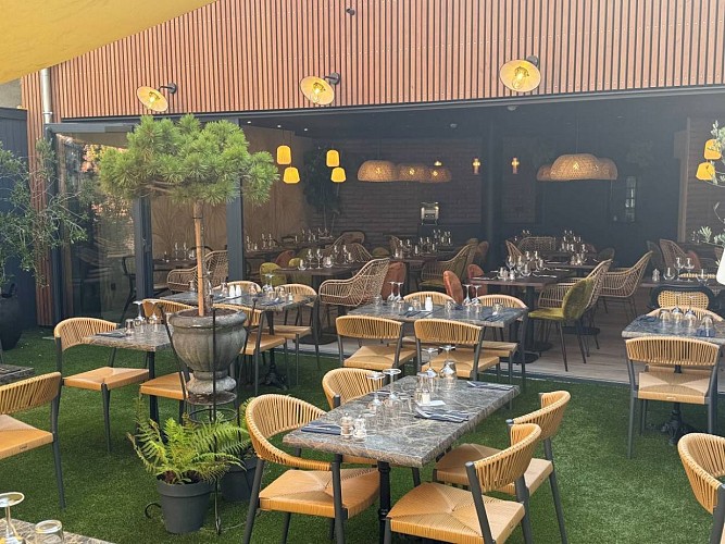 Salle de restaurant vue de la terrasse
