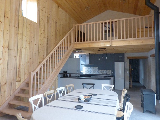 la cuisine et la grande table pour 14 personnes