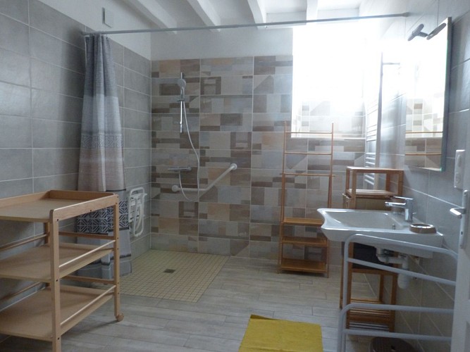 La salle de bains RDC chez Marie adaptée PMR