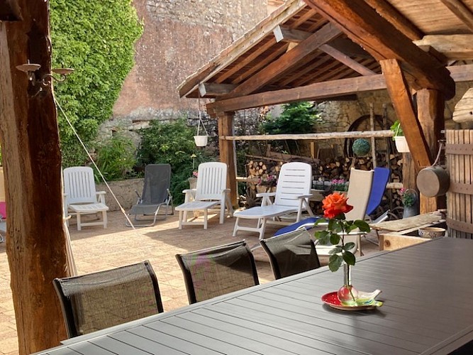 TERRASSE ENSOLEILLEE ET OMBRAGEE