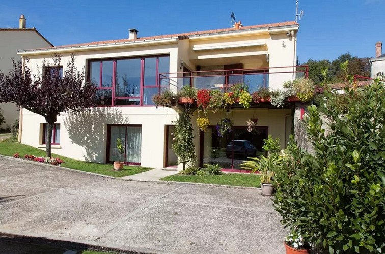 CHAMBRE D'HOTES AU JARDIN FLEURI - ENSEMBLE FAMILIAL