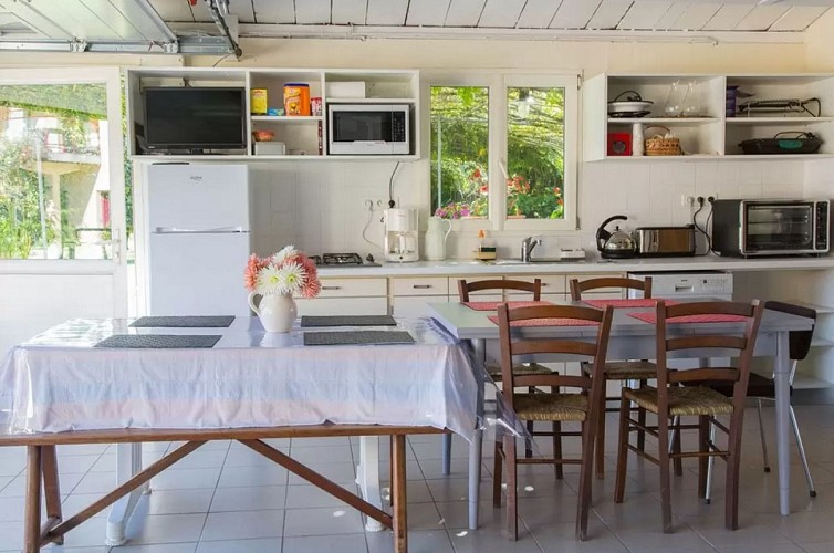 CHAMBRE D'HOTES AU JARDIN FLEURI - ENSEMBLE FAMILIAL