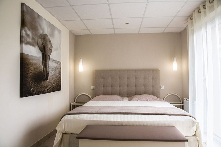 CHAMBRE D'HOTES AU JARDIN FLEURI - ENSEMBLE FAMILIAL