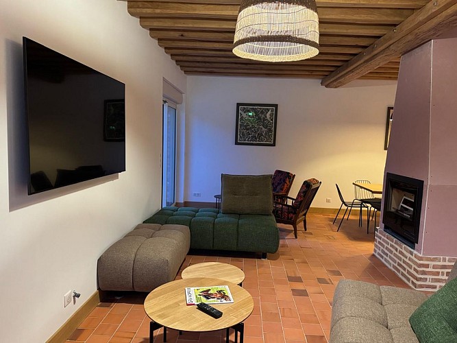 Salon télé et cheminée