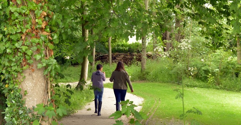n°5 enfants dans le jardin
