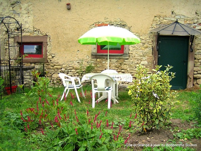  Vous disposerez de deux espaces-verdure au calme aménagés avec tables, chaises longues et barbecue