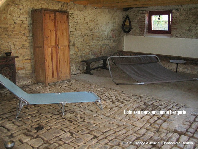 Ancienne bergerie avec transat à bascule deux personnes et chaises longues