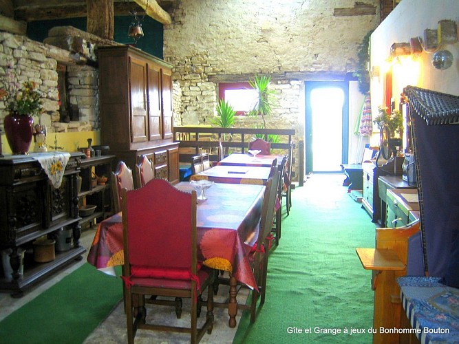 Belle salle à manger dans un cadre rustique exceptionnel