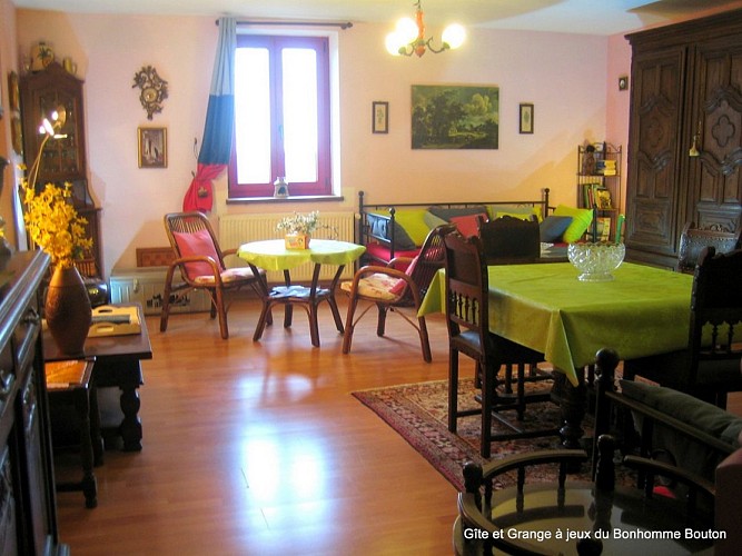 Salon 40 m2 avec deux banquettes-lits 1 personne