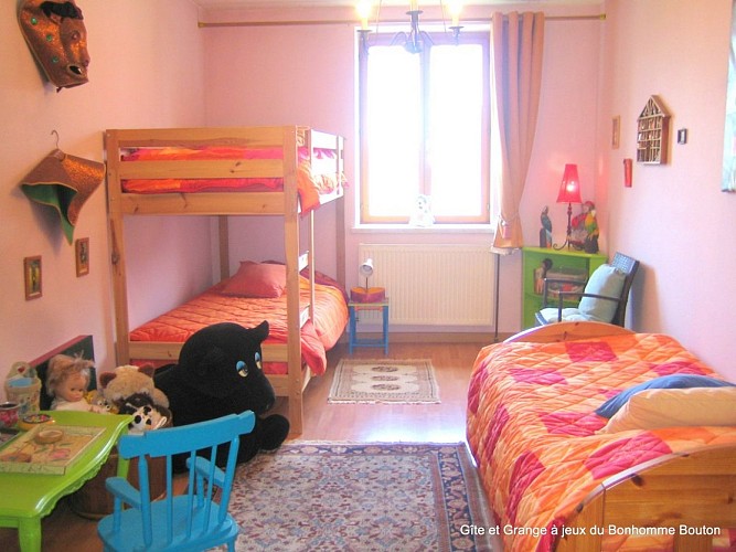 Chambre 15 m2 avec 3 lits 1 personne ( 2 lits superposés et 1 lit séparé) La chambre est tout spécialement aménagée pour des enfants mais les 2 lits du bas conviennent également  à des adultes