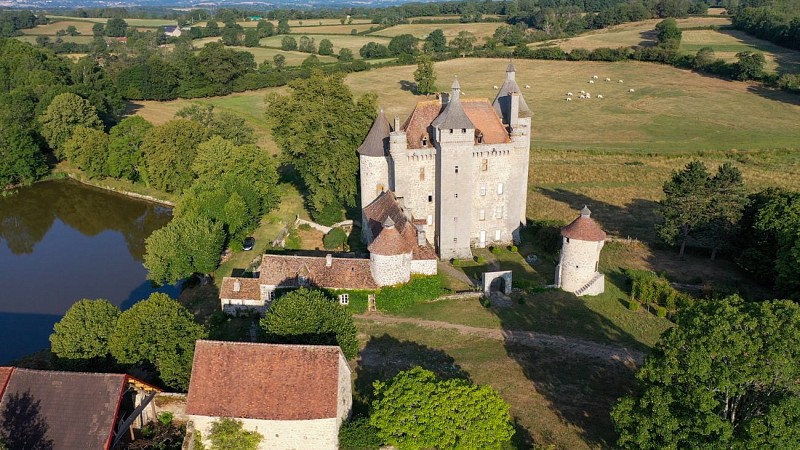 SAINT-PARDOUX-LES-CARDS-chateau-Villemonteix ©Saison_D'Or