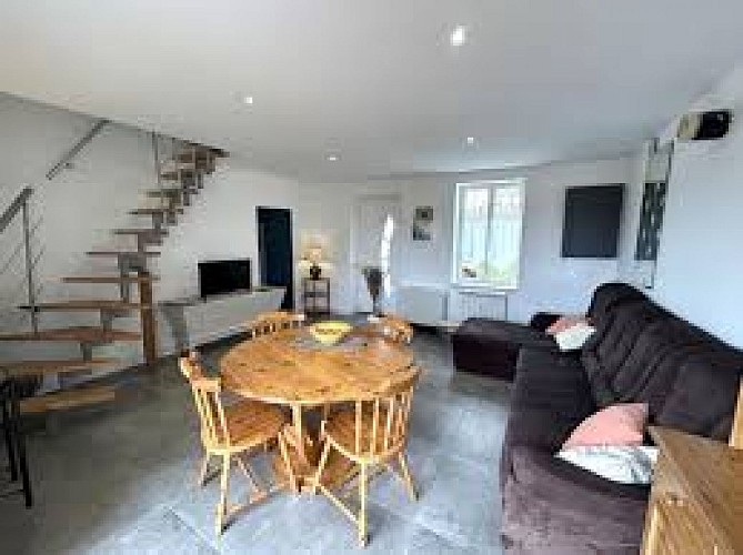 7 Salon séjour avec accès terrasse et TV écran plat