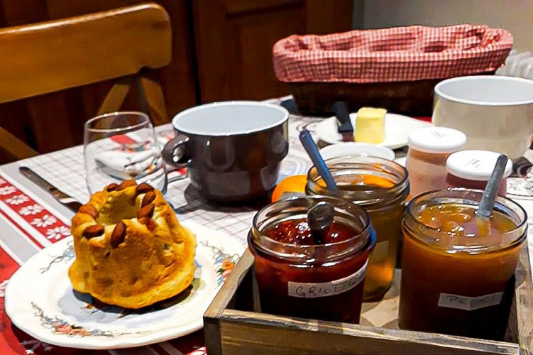 Petit Déjeuner à la Chambre d'hôtes Les lilas à Molsheim