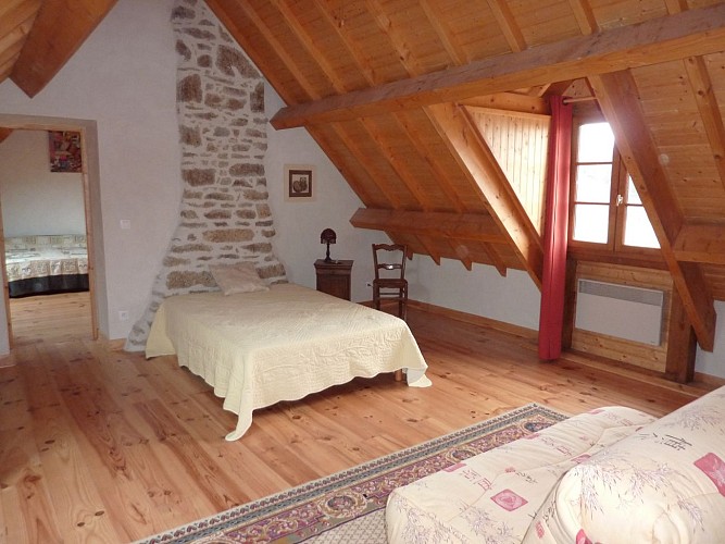 Chambre 2 étage (1 lit double, 1lit bébé)