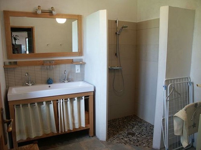 Salle d'eau avec double vasque et douche italienne, lave linge, en rdc