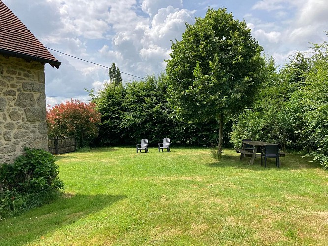 Cour du gîte Camille - salon de jardin - fauteuils et chaises longues