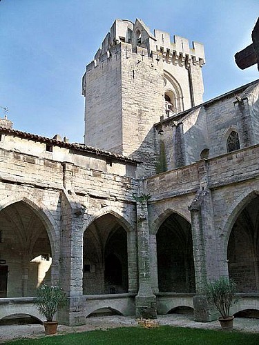 Kapittelkerk Notre-Dame en de bijbehorende kloostergang