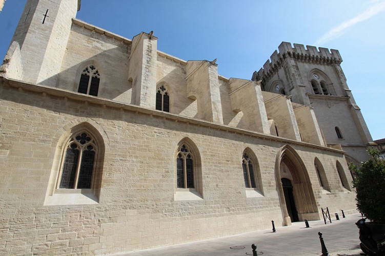 Kapittelkerk Notre-Dame en de bijbehorende kloostergang