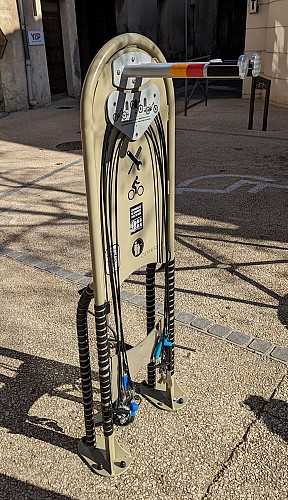 Aire de services vélo Place du Marché à Collias