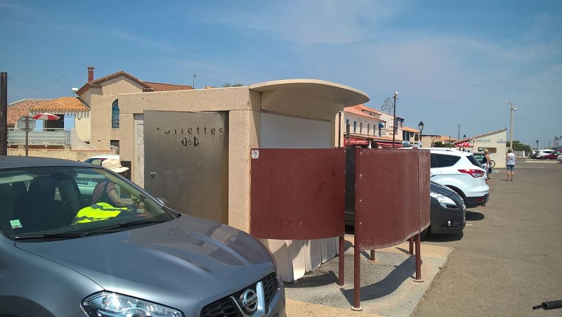 WC PMR gratuit au niveau du parking payant doté de 3 emplacements PMR dont un près de l'entrée payante