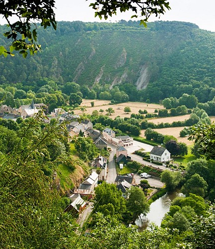 Vue sur le village de Saint-Léonard-des-Bois depuis le Mont Narbonne