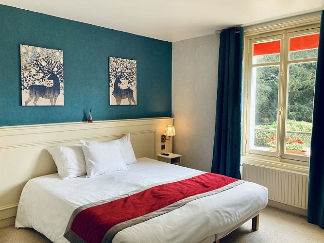 hotel_chateau corneille_chambre d hotel lit double 2_le val d hazey