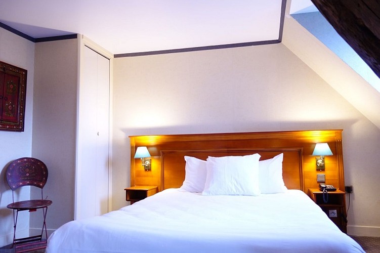 hotel_chateau corneille_chambre d hotel lit double 4_le val d hazey